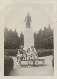 Family visiting the Huey Long Statue at the Louisiana State Capitol