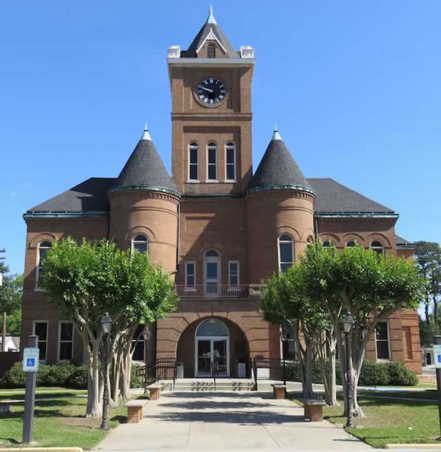 The Pointe Coupee Parish Courthouse in New Roads