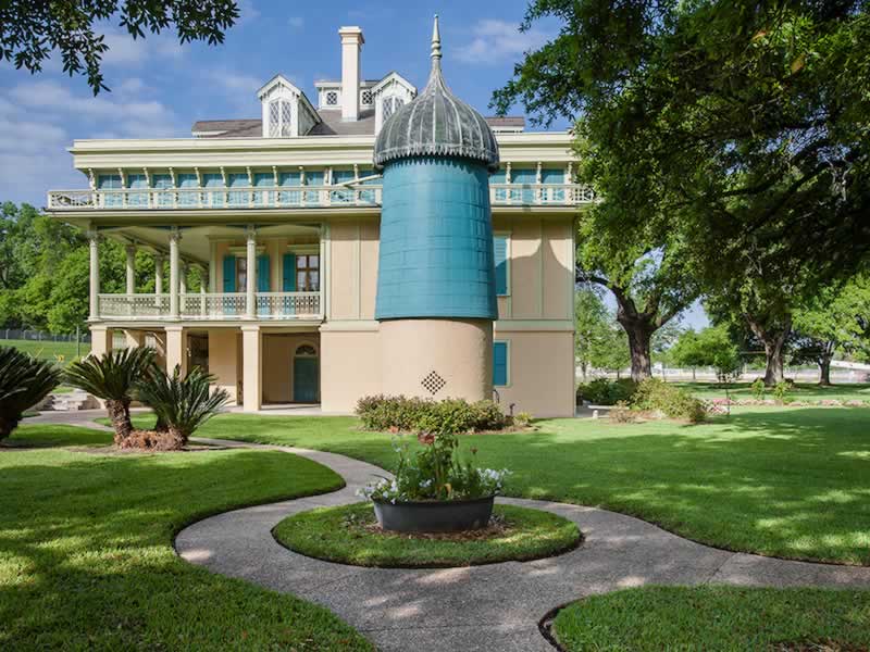 San Francisco home on the Mississippi River between Baton Rouge and New Orleans, Louisiana